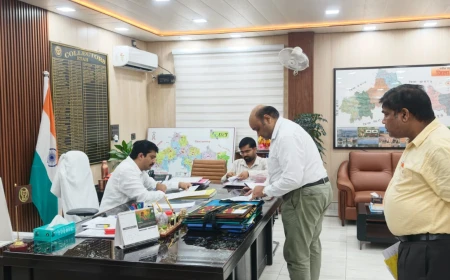 एटा: विकास परियोजनाओं की बाधाएं दूर करने के लिए डीएम सख्त