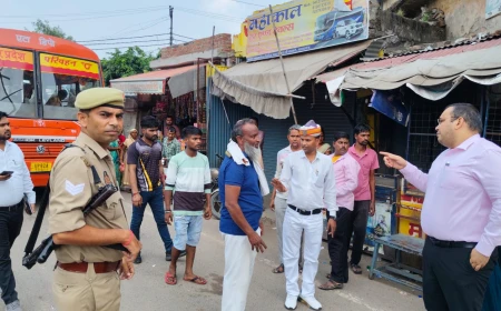 Kasganj news जिलाधिकारी प्रणय सिंह ने स्वयं यातायात व्यवस्था के दृष्टिगत रोडवेज बस स्टैंड का किया औचक निरीक्षण।