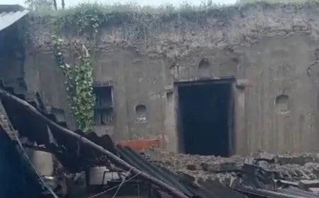 फर्रुखाबाद: बारिश से ढहे दो कच्चे मकान, बाल-बाल बचीं दो परिवारों की जान