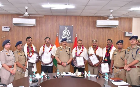 इटावा: एसएसपी ने सेवानिवृत्त पुलिसकर्मियों को दी भावभीनी विदाई