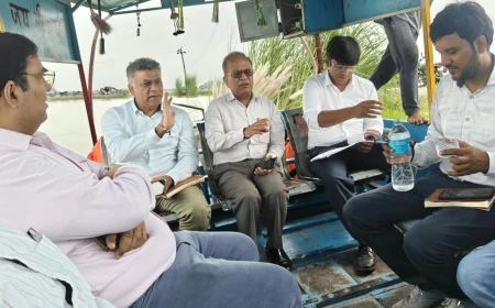 Kasganj news बाढ़ प्रभावित क्षेत्र में अधिकारियों ने किया स्थलीय निरीक्षण,स्वास्थ्य शिविर का लिया जायजा