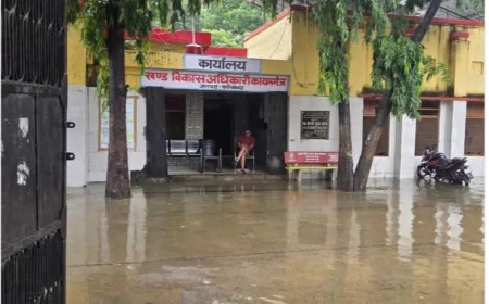 कायमगंज में 52 घंटे की मूसलाधार बारिश से जनजीवन अस्त-व्यस्त