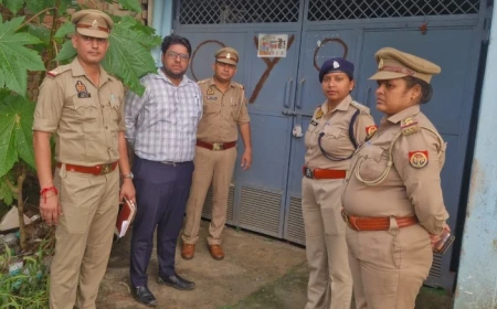 एटा में OYO पर प्रशासन का शिकंजा, हाईवे होटल सीज! छापे से मचा हड़कंप, दो बालिग और एक नाबालिग युवती हिरासत में; संचालक नीरज फरार