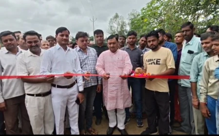 Kasganj news अमाँपुर विधायक हरिओम वर्मा ने आरसीसी कार्य का फीता काटकर व नारियल फोड़कर कर किया उद्घाटन
