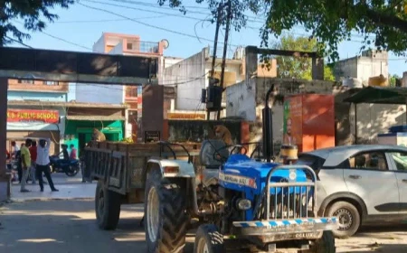 मिट्टी से लदी ट्रैक्टर-ट्रॉली छोड़कर भागा चालक, खनन विभाग की कार्रवाई से मचा हड़कंप