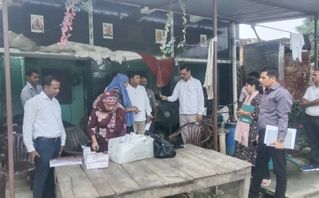 Kasganj news सीएमओ ने स्वास्थ्य कैंप का निरीक्षण कर ग्रामीणों से ली स्वास्थ्य संबंधी जानकारी।