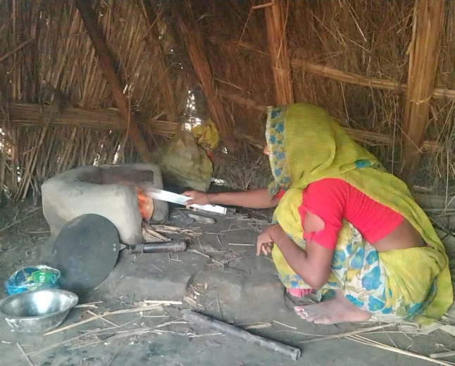 फर्रुखाबाद: सरकारी आवास की आस में झोपड़ी में रहने को मजबूर परिवार