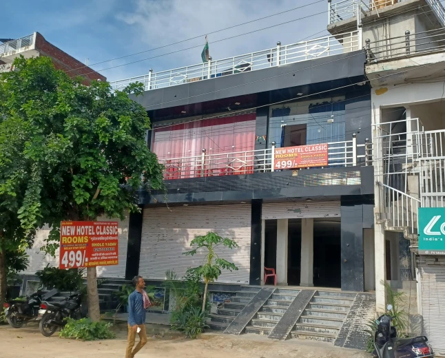 सीलिंग के बाद न्यू होटल क्लासिक ओयो में कथित गतिविधियों का बोलबाला