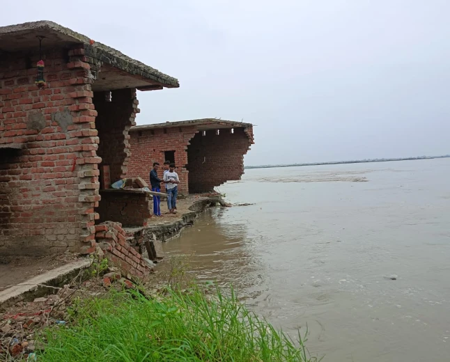 फर्रुखाबाद: गंगा का रौद्र रूप, समैचीपुर चितार में 15 मकान एक दिन में समाए