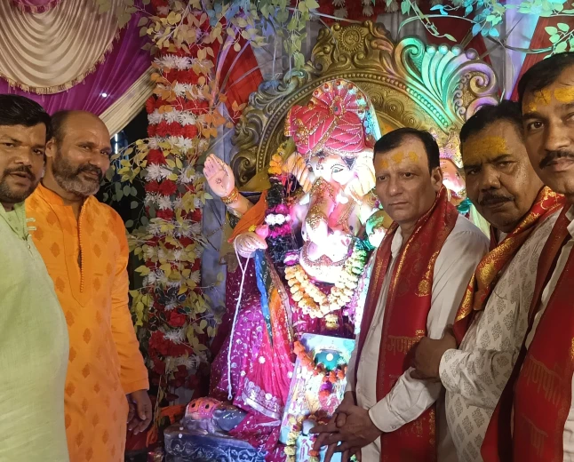 जयकारों से गूंजा लोहे वाली गोदाम, विधि-विधान से विराजे गणपति बप्पा