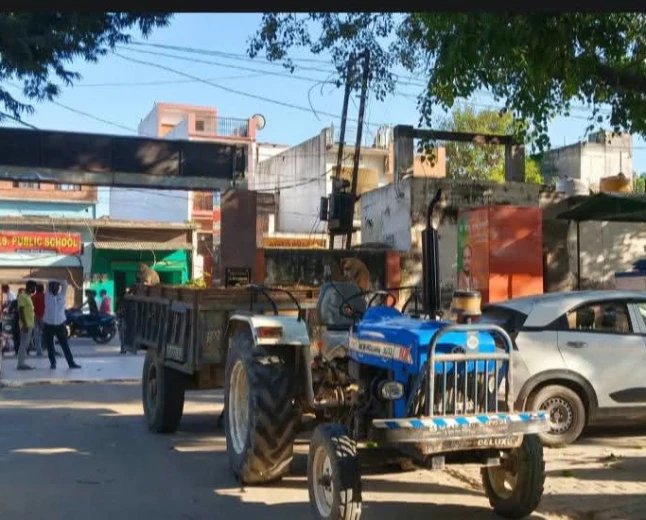 मिट्टी से लदी ट्रैक्टर-ट्रॉली छोड़कर भागा चालक, खनन विभाग की कार्रवाई से मचा हड़कंप