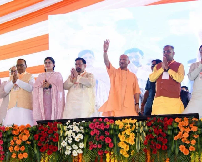 फर्रुखाबाद पहुंचे सीएम योगी, बाढ़ प्रभावित क्षेत्रों का किया हवाई सर्वे; 1000 परिवारों को बांटी राहत किट