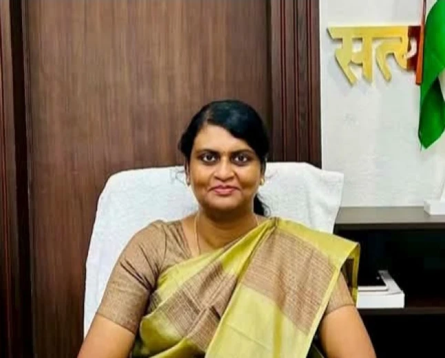 एटा डीएम अरविंद सिंह का तबादला अरुनमोली बनी डीएम