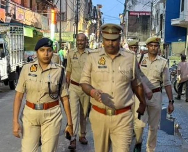 एटा: जन्माष्टमी सुरक्षा के लिए पुलिस का फ्लैग मार्च और सख्त चेकिंग