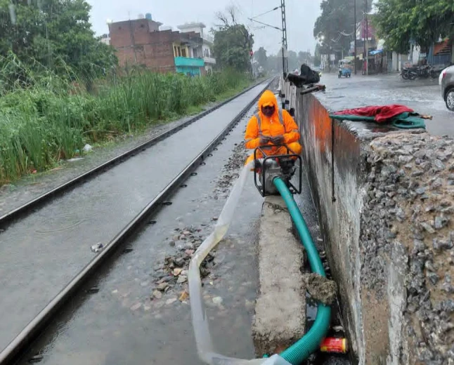 फर्रुखाबाद में 35 घंटे की मूसलाधार बारिश: शहर और रेलवे ट्रैक जलमग्न