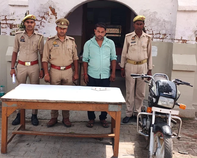 एटा: मारहरा पुलिस की बड़ी कार्रवाई, चोरी की बाइक और अवैध हथियार के साथ शातिर गिरफ्तार