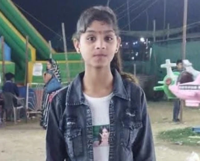 बंदरों के हमले से छत से गिरी छात्रा की मौत: मचा कोहराम