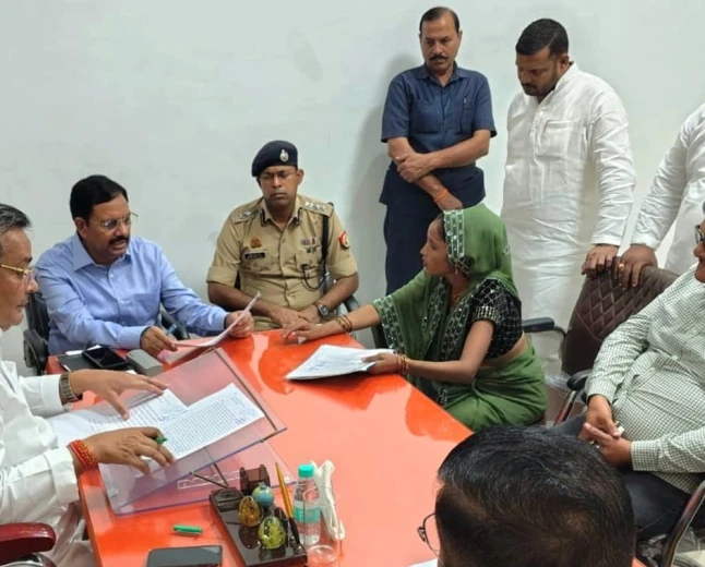 मैनपुरी में मंत्री जयवीर सिंह ने जन-सुनवाई में दिए सख्त निर्देश