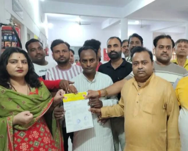 यूपीआई ट्रांजैक्शन शुल्क पर व्यापारियों का विरोध, डीएम को सौंपा ज्ञापन