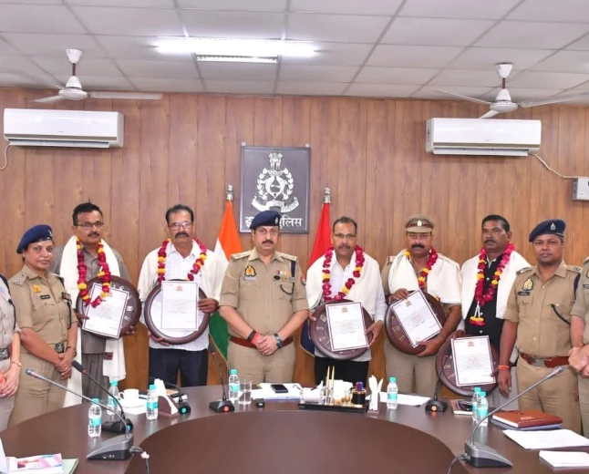 इटावा: एसएसपी ने सेवानिवृत्त पुलिसकर्मियों को दी भावभीनी विदाई