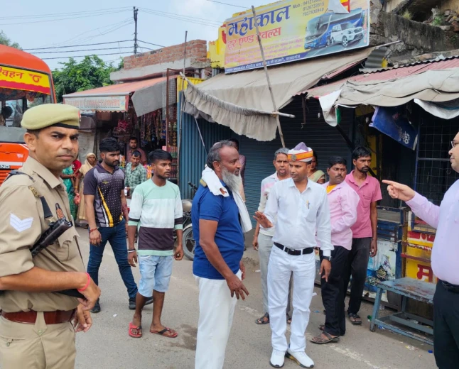 Kasganj news जिलाधिकारी प्रणय सिंह ने स्वयं यातायात व्यवस्था के दृष्टिगत रोडवेज बस स्टैंड का किया औचक निरीक्षण।