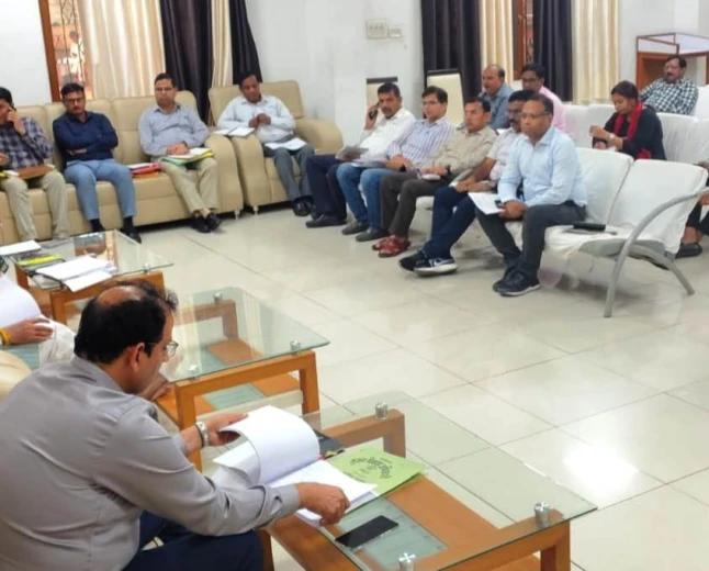 मैनपुरी में भारी बारिश और चक्रवात से हुए नुकसान पर प्रभारी मंत्री सख्त, तत्काल राहत और मुआवजा देने के निर्देश