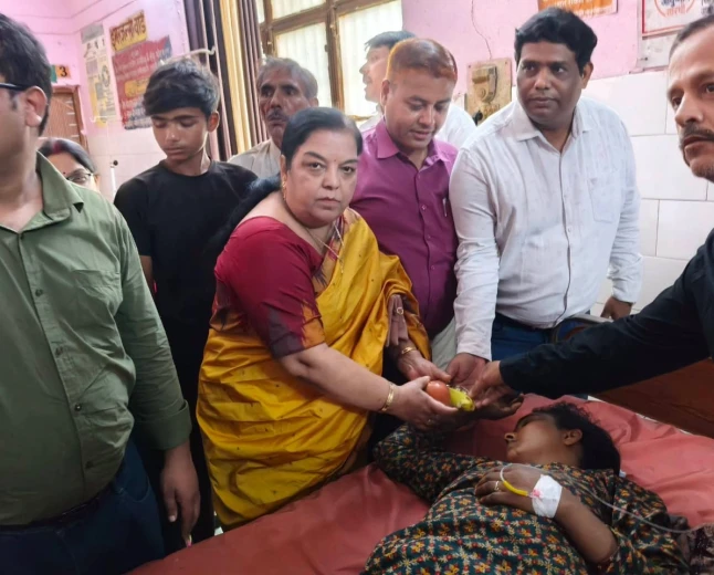 कायमगंज में भाजपा का सेवा संकल्प: मरीजों को फल बांटकर मनाया मोदी का जन्मदिन