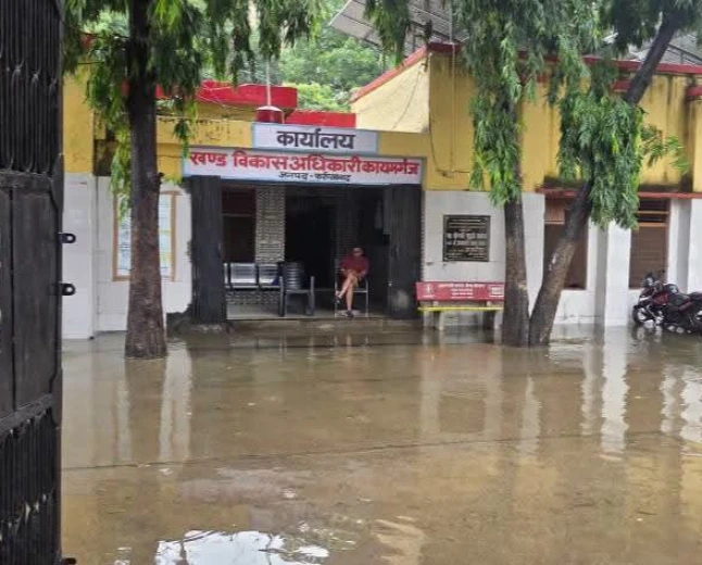 कायमगंज में 52 घंटे की मूसलाधार बारिश से जनजीवन अस्त-व्यस्त