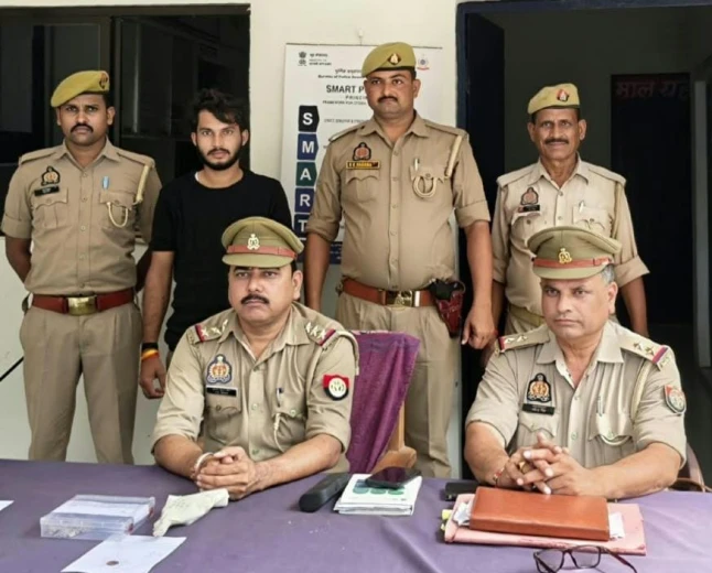 एटा पुलिस की बड़ी कार्रवाई: आपराधिक विश्वासघात के आरोपी को अवैध असलहे के साथ किया गिरफ्तार