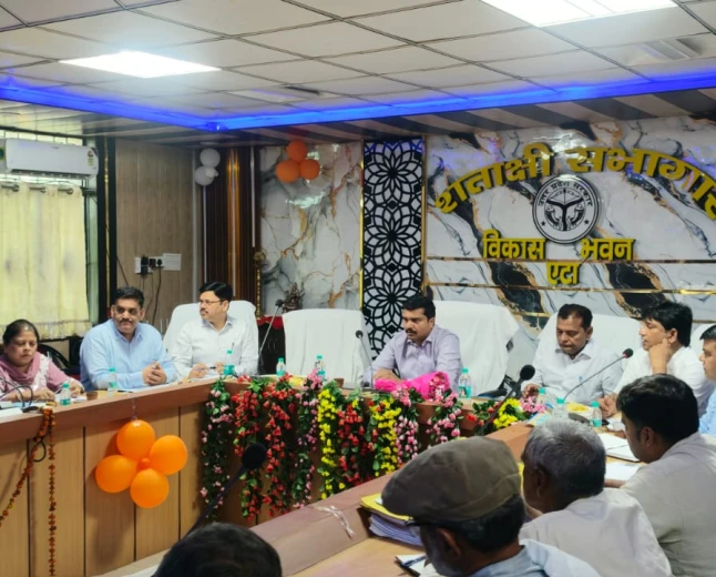 कस्टम हायरिंग सेंटरों को सशक्त कर किसानों तक पहुंचाएं आधुनिक कृषि यंत्र - जिलाधिकारी