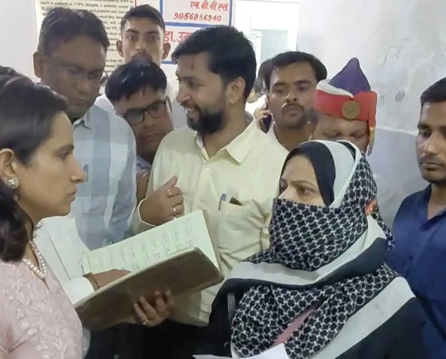 फर्रुखाबाद: लोहिया अस्पताल में डीएम का औचक निरीक्षण, सुधरी व्यवस्था