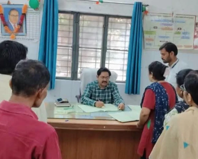 फर्रुखाबाद: सीएमओ की छापेमारी, ड्यूटी से गायब मिले स्वास्थ्यकर्मी