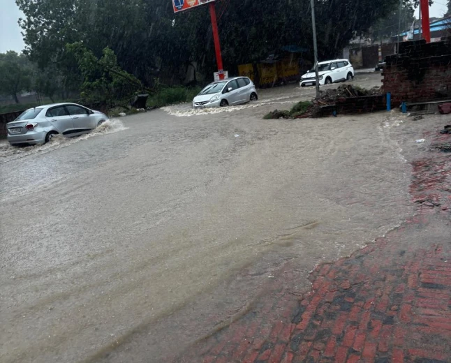 कायमगंज में 40 घंटे की मूसलाधार बारिश से जनजीवन अस्त-व्यस्त, सड़कें बनीं तालाब