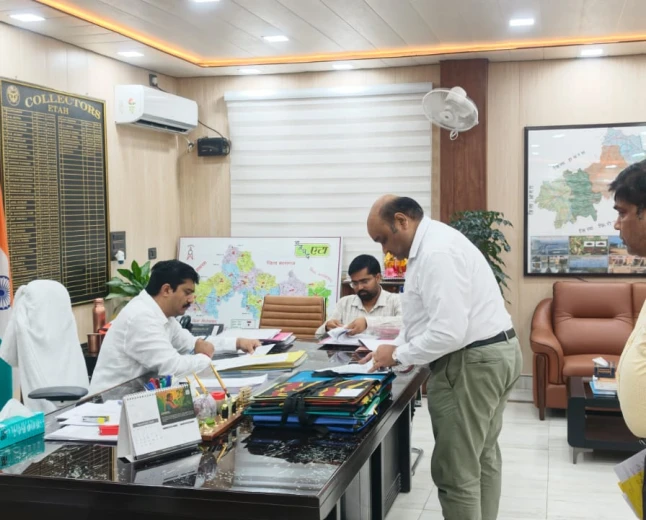 एटा: विकास परियोजनाओं की बाधाएं दूर करने के लिए डीएम सख्त