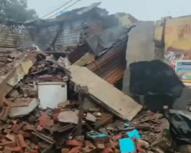 कायमगंज: 32 घंटे की बारिश में ढही मिठाई की दुकान, साजिश के आरोपों से गरमाया मामला