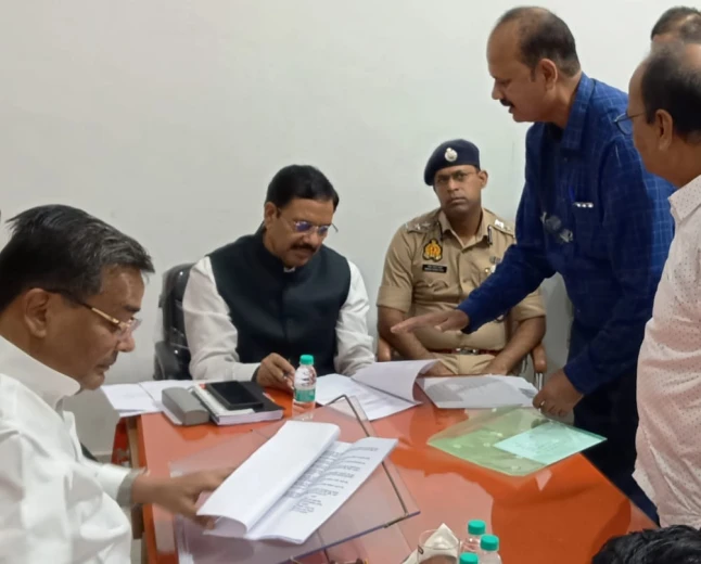 मैनपुरी: पर्यटन मंत्री जयवीर सिंह ने जनता की समस्याओं पर अधिकारियों को दिए सख्त निर्देश