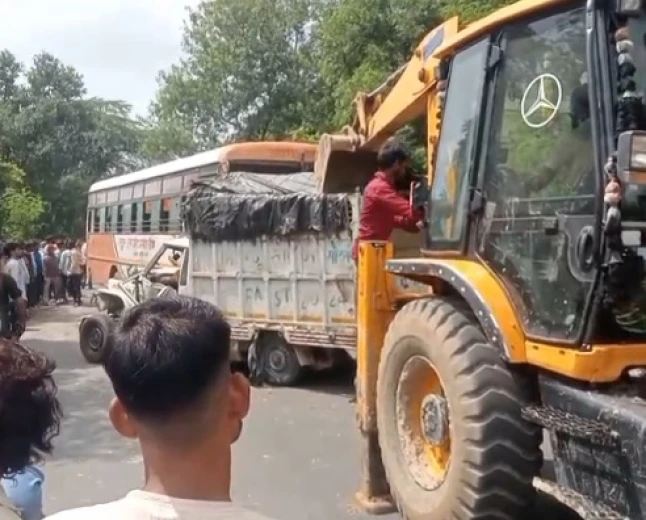 रोडवेज बस और मैक्स पिकअप की आमने-सामने भिड़ंत, चालक की मौत