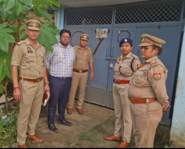 एटा में OYO पर प्रशासन का शिकंजा, हाईवे होटल सीज! छापे से मचा हड़कंप, दो बालिग और एक नाबालिग युवती हिरासत में; संचालक नीरज फरार