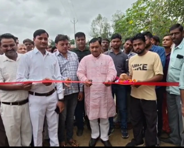 Kasganj news अमाँपुर विधायक हरिओम वर्मा ने आरसीसी कार्य का फीता काटकर व नारियल फोड़कर कर किया उद्घाटन