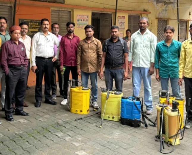 मैनपुरी में डेंगू और मलेरिया की रोकथाम के लिए सीएमओ डॉ. आर.सी. गुप्ता ने रवाना की 6  टीमें