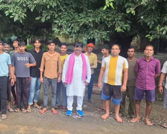 Kasganj news तराई क्षेत्र के गांवों में लोगों से मुलाकात कर ठा.धीरेन्द्र तोमर ने जाना उनका हाल