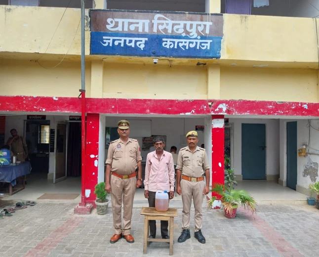 Kasganj news जनपदीय पुलिस द्वारा 10 लीटर अवैध कच्ची शराब के साथ 02 अभियुक्तगण को किया गिरफ्तार