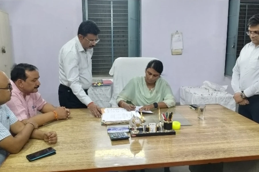 नवागत जिलाधिकारी एम अरुन्मौली ने संभाला कार्यभार, कलेक्ट्रेट के विभिन्न अनुभागों का किया निरीक्षण
