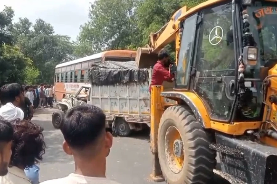 रोडवेज बस और मैक्स पिकअप की आमने-सामने भिड़ंत, चालक की मौत