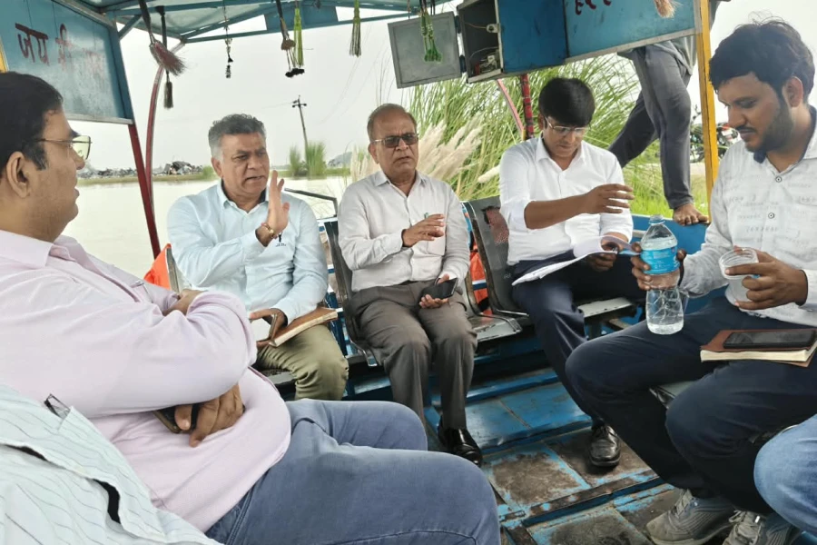 Kasganj news बाढ़ प्रभावित क्षेत्र में अधिकारियों ने किया स्थलीय निरीक्षण,स्वास्थ्य शिविर का लिया जायजा