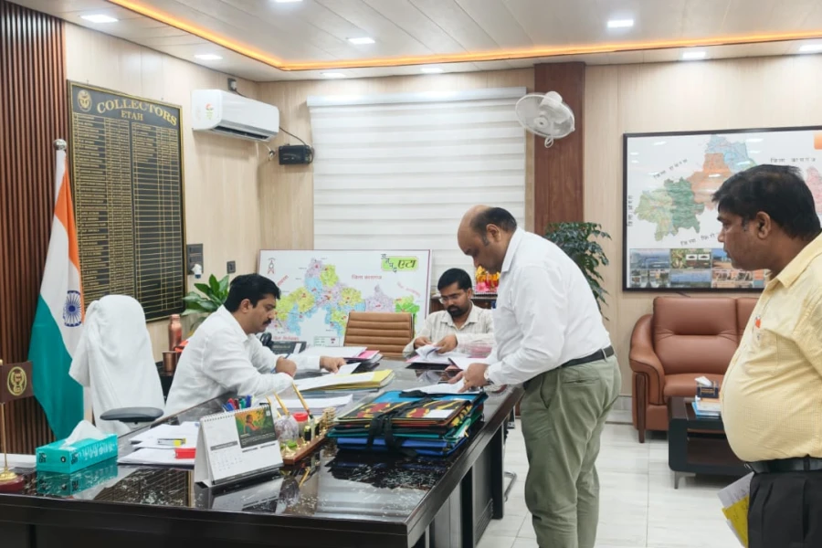 एटा: विकास परियोजनाओं की बाधाएं दूर करने के लिए डीएम सख्त