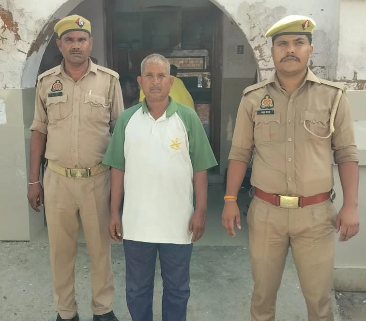 एटा पुलिस की बड़ी कार्रवाई: फर्जी यूनिवर्सिटी मामले में महिला समेत दो गिरफ्तार