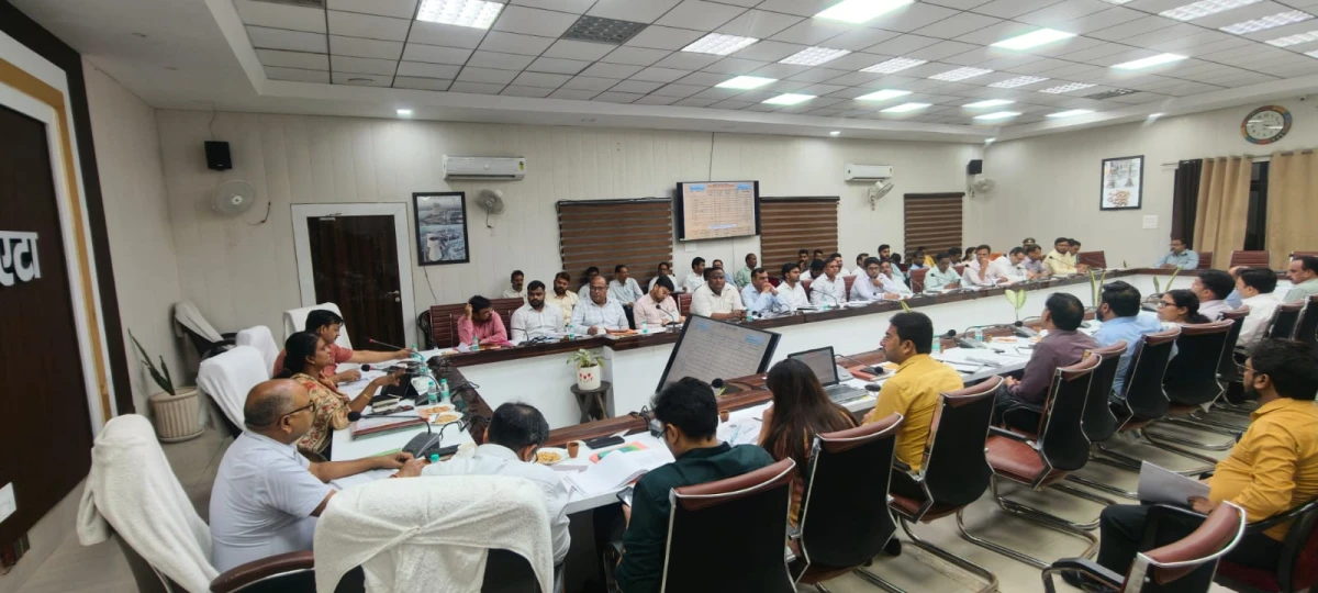 एटा: डीएम एम. अरुन्मोली ने राजस्व वादों और अतिक्रमण पर दिए सख्त निर्देश