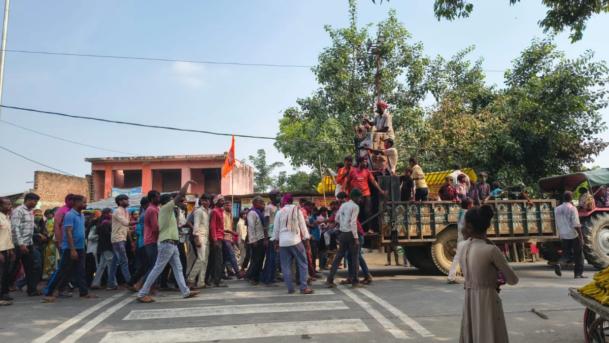अमृतपुर में नवरात्रि का भव्य शुभारंभ: गंगा तट तक निकली विशाल शोभायात्रा