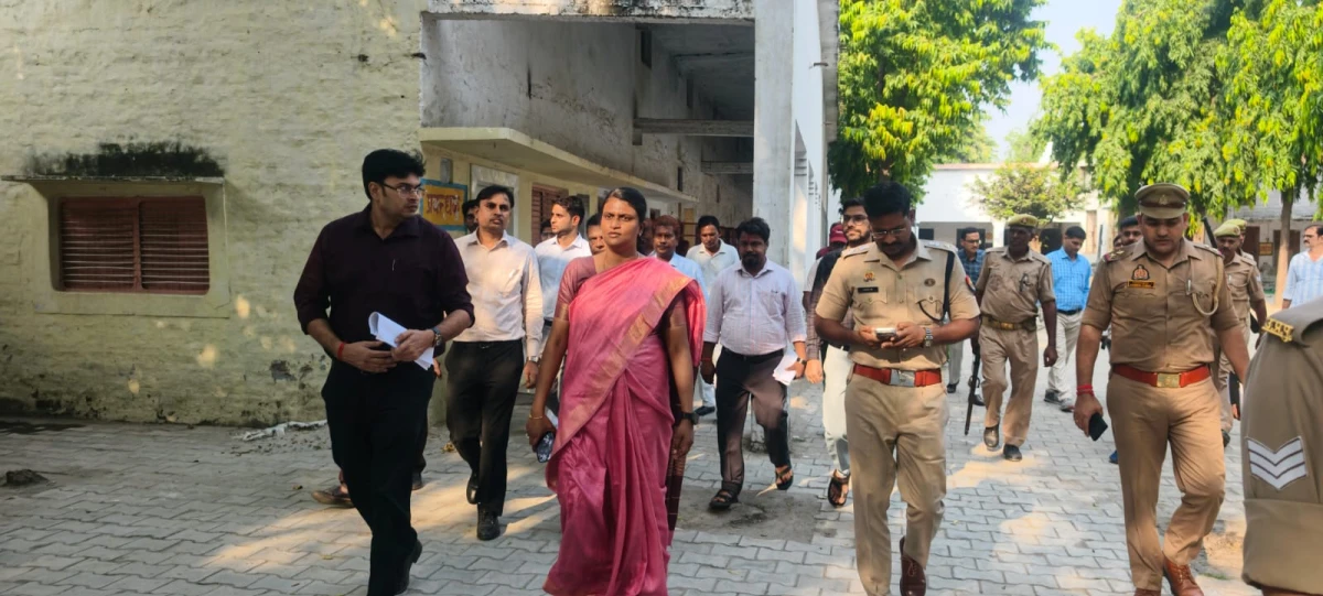 एटा: जिलाधिकारी ने स्नातक निर्वाचन और मतदाता पुनरीक्षण कार्यों का लिया जायजा